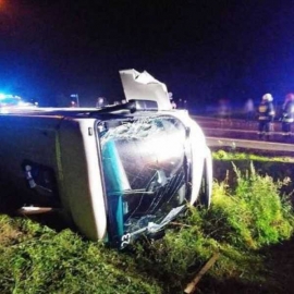 O krok od tragedii. Autobus z pasażerami zderzył się z osobówką i przewrócił do rowu. Dwie osoby trafiły do szpitala