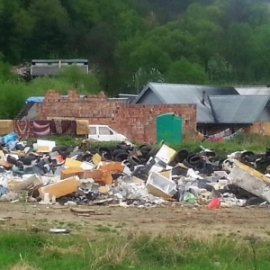 Nie ma mocnych na Cyganów z Maszkowic? Wyrzucają sobie śmieci na... drogę