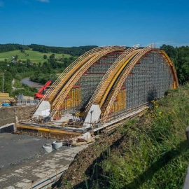 Kąclowa. Estakada rośnie nad osuwiskami