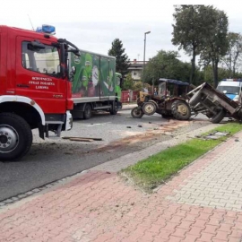 Droga w kierunku Nowego Sącza całkowicie zablokowana. Ciężarówka zderzyła się z traktorem